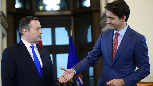 Le premier ministre de l'Alberta Jason Kenney et le premier ministre du Canada, Justin Trudeau. 
