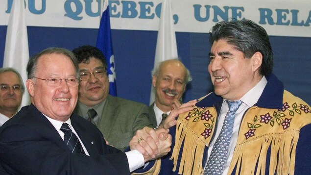 Le grand chef du Grand Conseil des Cris, Ted Moses, et le premier ministre du Québec, Bernard Landry. 