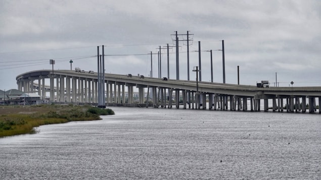 Un tronçon de la nouvelle route 1 en Louisiane surélevées de 4 à 5 mètres au dessous de l'eau. 