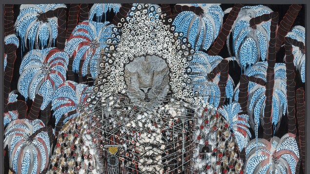 Une peinture démontrant un lion vêtu avec des mains humaines, entouré d'arbre