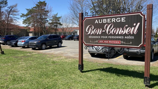 Pancarte où l'on annonce l'Auberge  Bon-Conseil, résidence pour personnes âgées.
