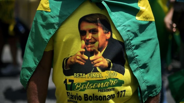 Le chandail d'un partisan du candidat d'extrême droit, Jair Bolsonaro, à la présidence du Brésil 