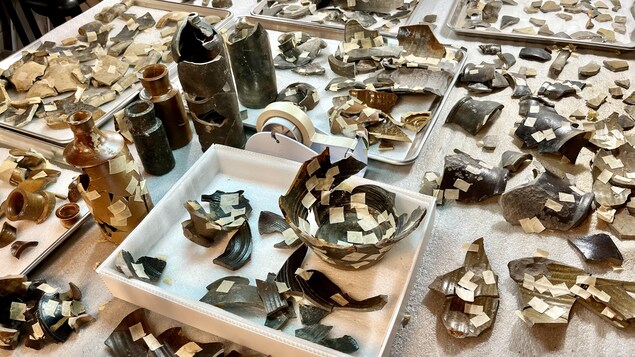 Des centaines de morceaux d'objets anciens sont recouverts d'étiquettes pour les identifier.