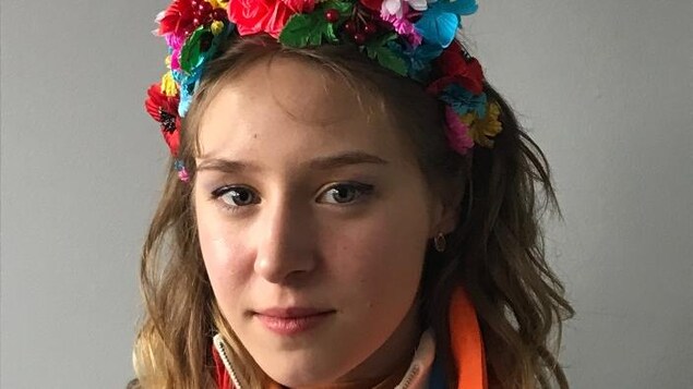 Le visage d'une jeune fille avec la coiffe traditionnelle ukrainienne.