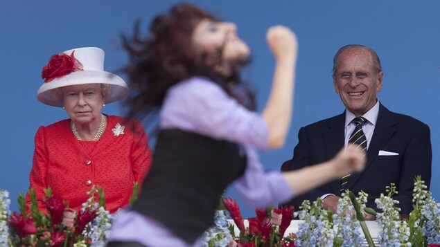 Le prince Philippe sourit en regardant une danseuse lors d'une cérémonie de la fête du Canada.