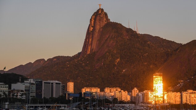 Le soleil frappe des immeubles d’une partie de la ville de Rio au pied du mont Corcovado où se trouve la statue du Christ rédempteur à son sommet.