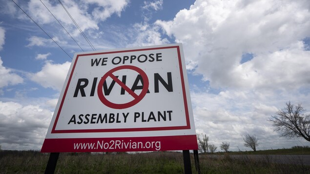 « Nous sommes contre l'usine de Rivian », est-il écrit en anglais sur un panneau.