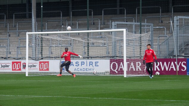 Deux joueurs du KAS Eupen s'entraînent sur un terrain de soccer.