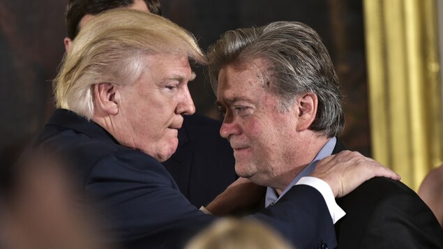 Donald Trump et Stephen Bannon, lors de la cérémonie d'assermentation du personnel de la Maison-Blanche.