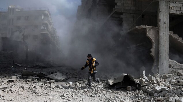 Un homme s'échappe des décombres après les bombardements Un homme s'échappe des décombres après les bombardements