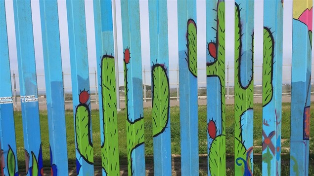 Le mur, vu de Tijuana au Mexique, aménagé par des artistes.