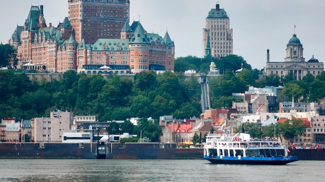 Un traversier sur le fleuve St-Laurent en face du Château Laurier