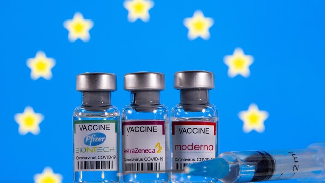 Illustration en photo de flacons avec des étiquettes de vaccin Pfizer-BioNTech, AstraZeneca et Moderna coronavirus (COVID-19) avec un drapeau de l'UE