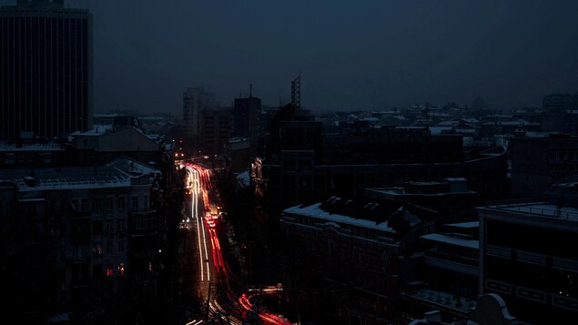 Vue aérienne de Kiev de nuit où tout est noir sauf les lumières des voitures.