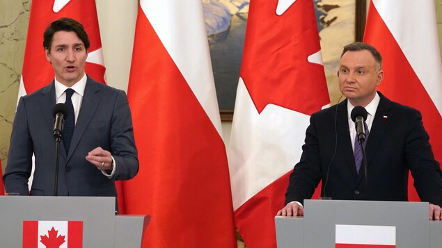 Le premier ministre canadien Justin Trudeau en conférence de presse avec le président polonais Andrzej Duda.