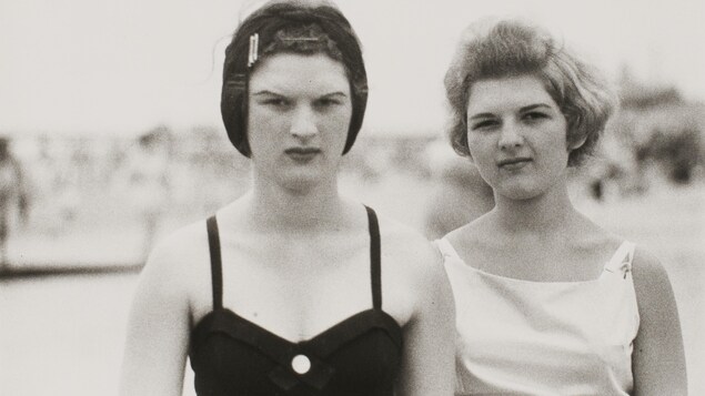 Deux jeunes filles, sur une plage à Coney Island. 