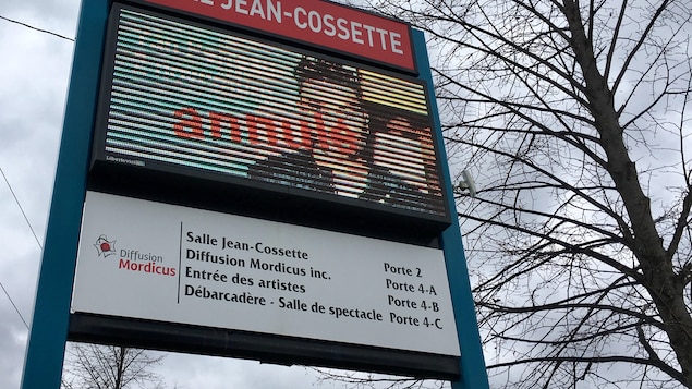 Panneau publicitaire d'une salle de spectacle Panneau publicitaire d'une salle de spectacle