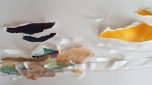 Un collage de bouts de papier déchirés.