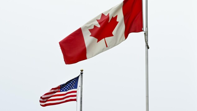 Les drapeaux du Canada et des États-Unis.