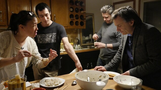 Francis Reddy déguste des dumplings avec Monique Lo et sa famille