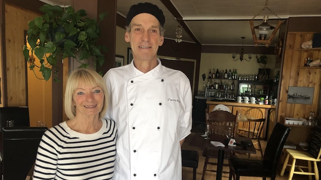 Clarisse Bernatchez et Michel Scantland dans leur restaurant L'eau à la bouche à Mont-Louis 