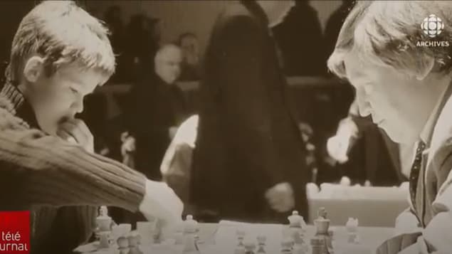L'actuel champion du monde Magnus Carlsen, alors enfant, joue aux échecs.