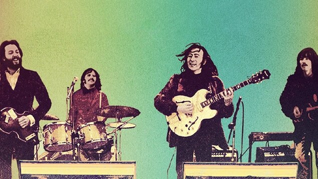 Les quatre Beatles jouent sur scène avec un arrière scène psychédélique