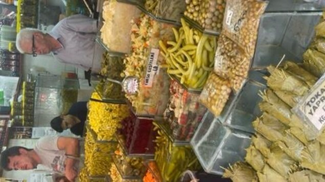 Des légumes marinés en vente dans un marché public.