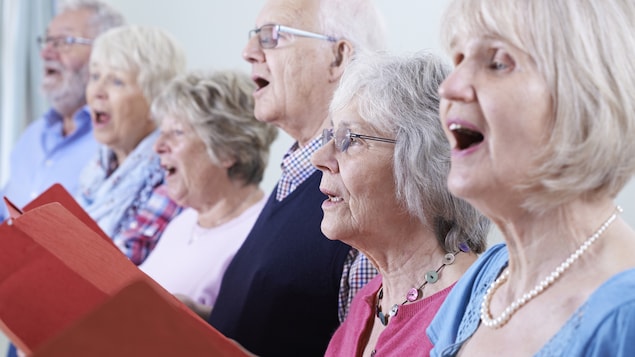 Les personnes qui font partie d’une chorale auraient une meilleure capacité pulmonaire que celles qui ne chantent pas.