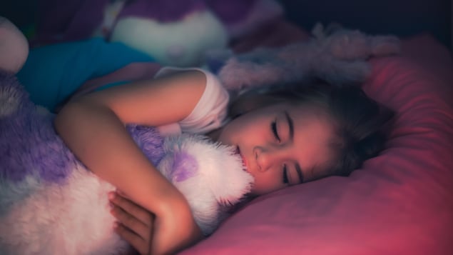 Les parents doivent aussi s’assurer que leur enfant dort suffisamment d’heures par nuit.