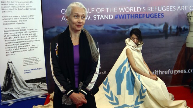 La robe de la designer britannique Helen Storey, présentée en mars 2017 au Salon international d’aide humanitaire et de développement de Dubaï.