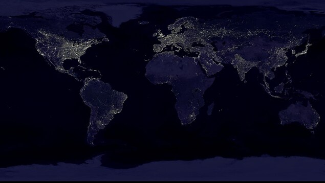 Image de la Terre la nuit composée de plus de 400 images satellites, qui montre bien les lumières diffusées par les grands centres urbains de la planète. Elle est utilisée par les chercheurs de la NASA pour étudier les températures autour des zones urbaines. Image de la Terre la nuit composée de plus de 400 images satellites, qui montre bien les lumières diffusées par les grands centres urbains de la planète. Elle est utilisée par les chercheurs de la NASA pour étudier les températures autour des zones urbaines.