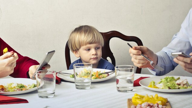 Une famille prend un repas.