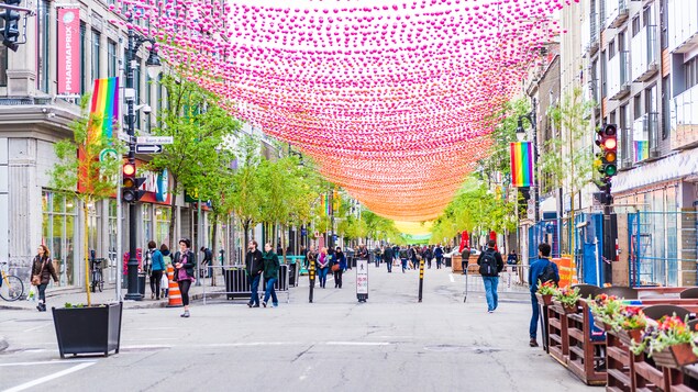 Les boules roses surplombent la rue Sainte-Catherine dans le quartier gai.