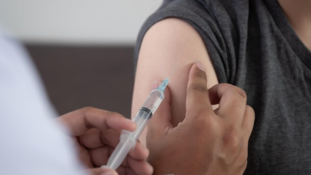 Une personne se fait vacciner.