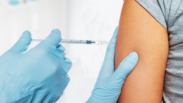 Une adolescente reçoit un vaccin.