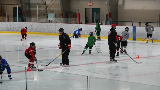 Des jeunes participent à une formation au hockey.