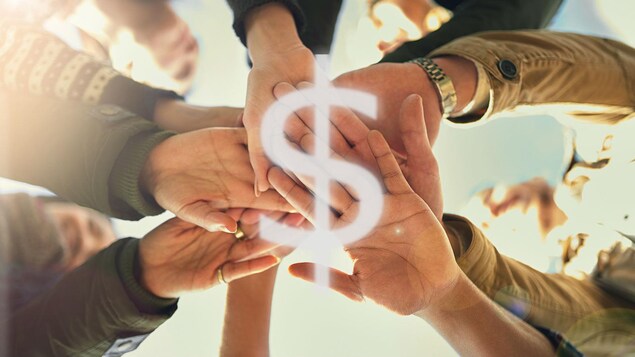 Un groupe de gens joignent leurs main au-dessus du symbole du dollar