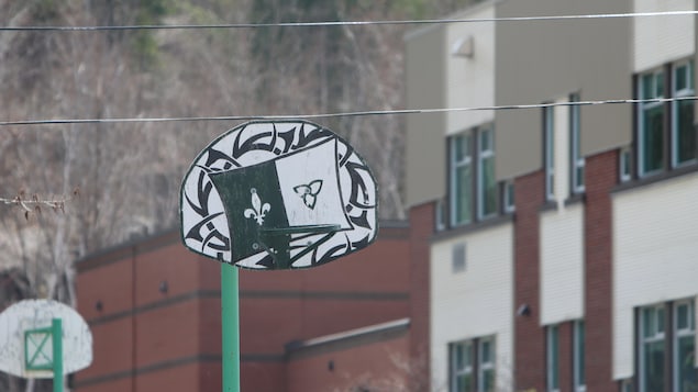 Panier de basketball dont le panneau est aux couleurs du drapeau franco-ontarien. 
