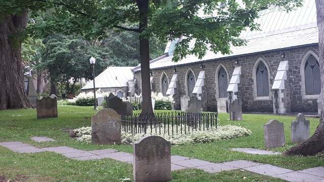 Vue d’une église avec son cimetière