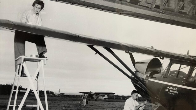 Elspeth Russell et Gérard ''Gerry'' Burnett à l'époque de Matane Air Services. À l'arrière, le phare de Matane.