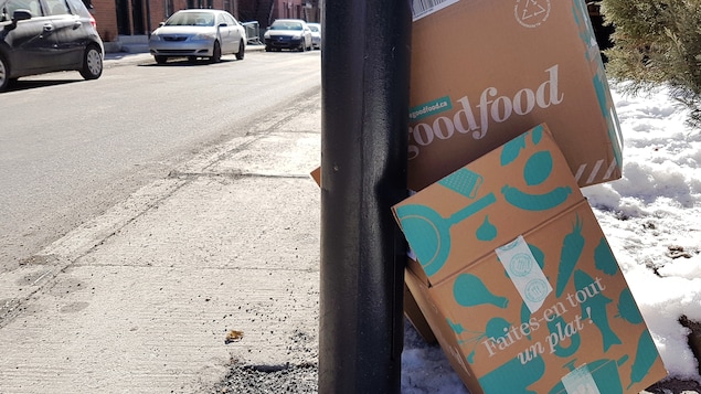 Sur le bord d'une rue, des déchets de boîtes de carton de la compagnie GoodFood, qui livrent repas prêts à cuisiner. 