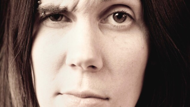 L'humoriste Émilie Ouellette qui a une drôle d'expression faciale L'humoriste Émilie Ouellette qui a une drôle d'expression faciale
