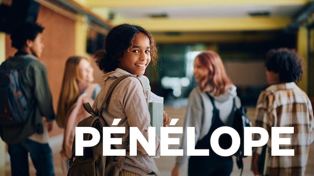 Une jeune fille portant des livres et un crtable marche dans un couloir d'école avec des amis et se retourne pour sourire à la caméra.