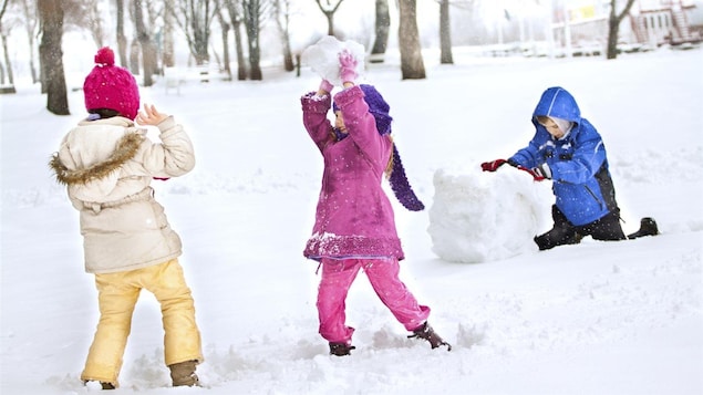 Des enfants s'amusent dans la neige pendant la semaine de relâche.