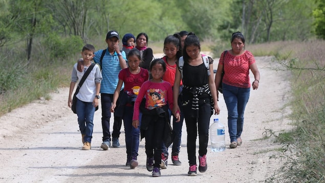 Des enfants traversant une frontière