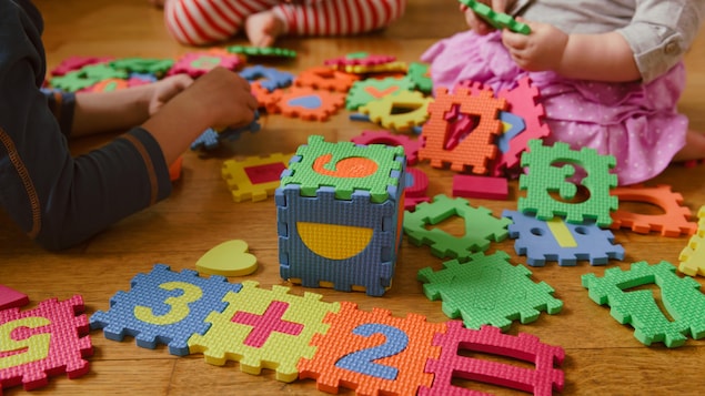 Des enfants jouent avec des blocs en mousse.