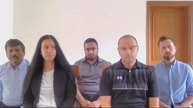 Les membres de l'équipage ont été emprisonnés, puis relâchés, mais ont dû rendre leur passeport.