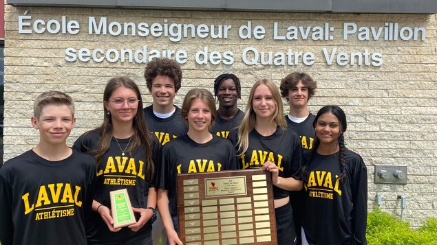 Sept athlètes de l'école Monseigneur de Laval avec leurs trophées.