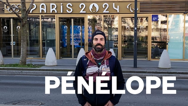 Portrait du responsable devant un bureau des JO à Paris.